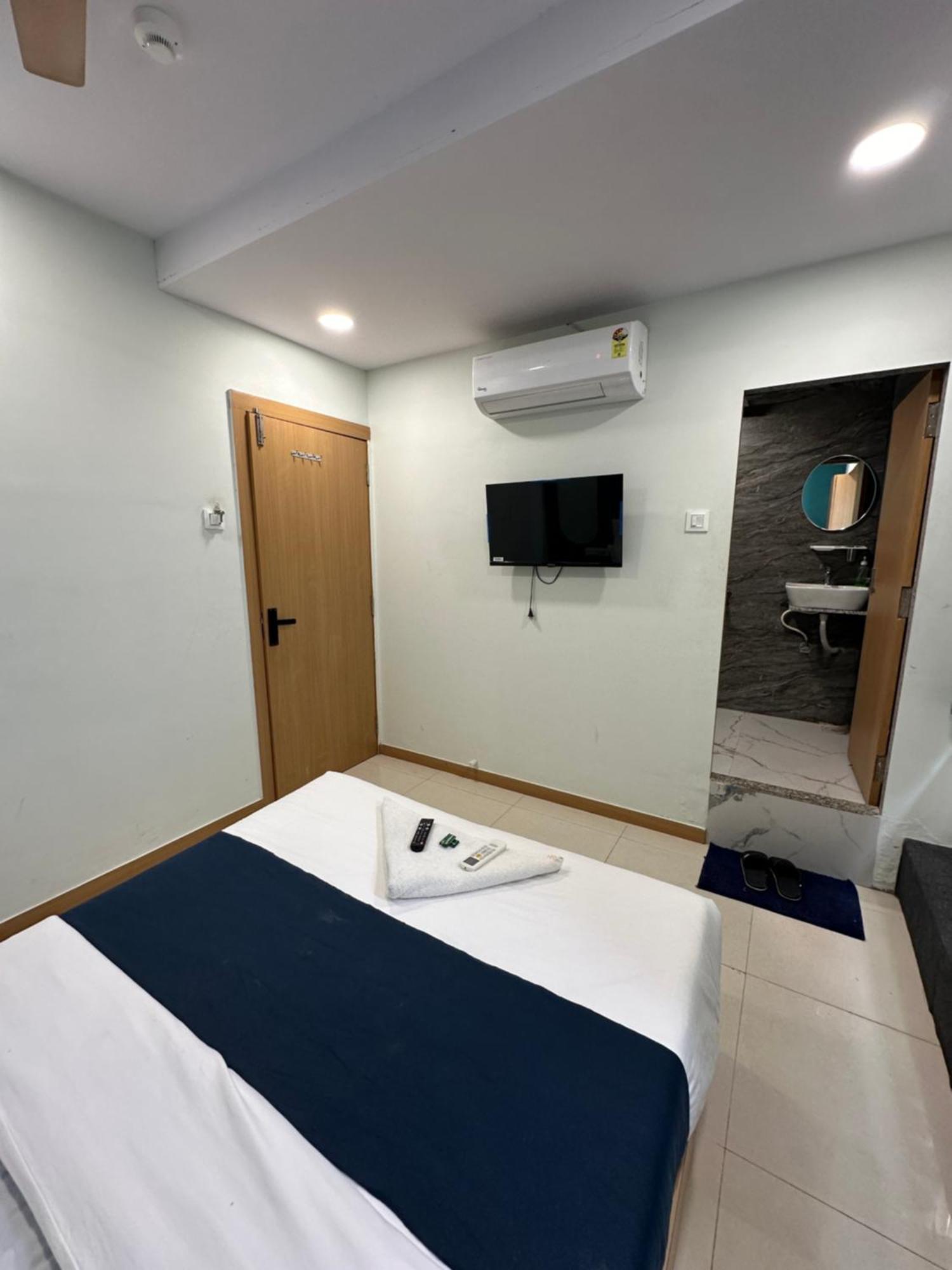 Hotel Sky Palace Adajan สุรัต ภายนอก รูปภาพ